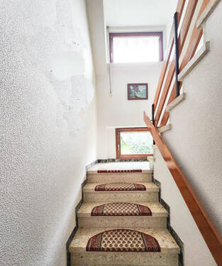 Massive Treppe ins Obergeschoss - 