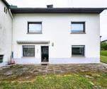 Rückansicht mit Garten und Terrasse - 