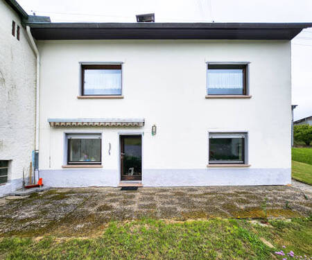 Rückansicht mit Garten und Terrasse - 