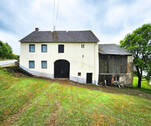 Seitenansicht historisches Wohnhaus von 1844 und Scheune - 
