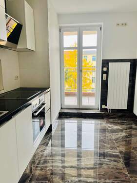 Küche mit Einbauküche und Balkon - 