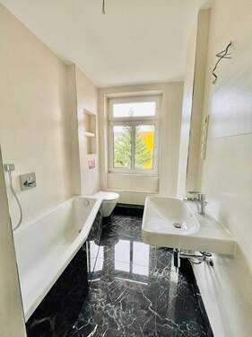 Badezimmer mit Wanne, Dusche, Fenster - 