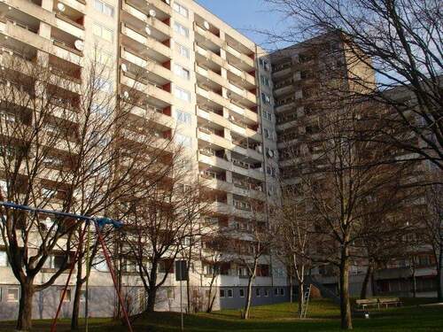 Rückansicht eines mehrgeschossigen Wohnhauses mit Bepflanzung - 1 Zimmer Etagenwohnung zur Miete in Kassel