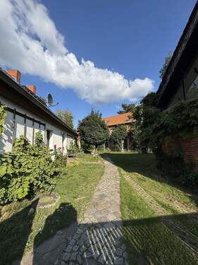 Gasse vom Haupteingang - 