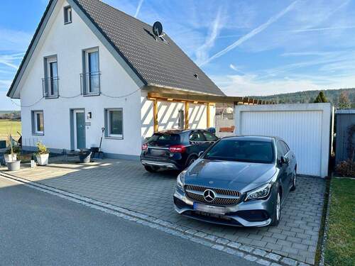 Wohnhaus mit Garage und Carport - 4 Zimmer Einfamilienhaus in Vestenbergsgreuth