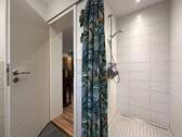 …und ebenerdiger Dusche - 