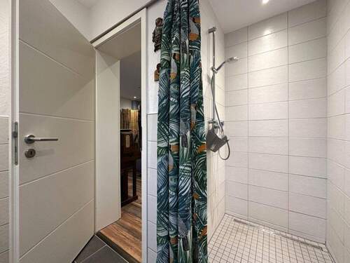 …und ebenerdiger Dusche - 