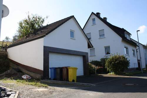 Ansicht mit Doppelgarage - 5 Zimmer Einfamilienhaus zum Kaufen in Bad Laasphe