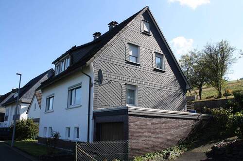Seitenansicht mit Einzelgarage - 5 Zimmer Einfamilienhaus in Bad Laasphe