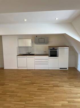 offene Küche mit Wohnbereich - 2 Zimmer Etagenwohnung in Torgau