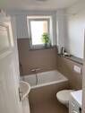 Bad mit Badewanne und Fenster - 