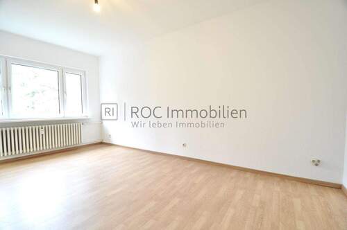 Wohnzimmer III - 2 Zimmer Etagenwohnung in Berlin
