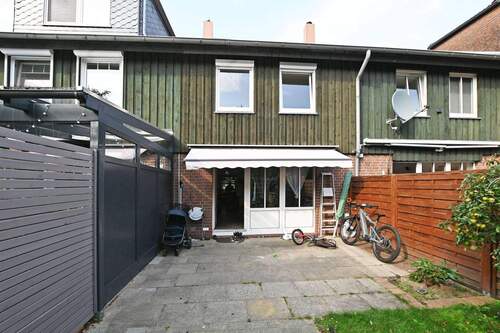 Blick zur eigenen Terrasse mit viel Privatsphäre - 