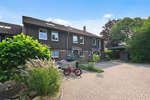 Blick auf die Vorderseite des Hauses - Familienfreundliches Mittelreihenhaus mit Südausrichtung im grünen, östlichen Buchholz