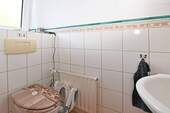das Gäste-WC im Eingangsbereich - Reihenmittelhaus mit 118,50 m&sup2; in Buchholz i. d. Nordheide zum Kaufen