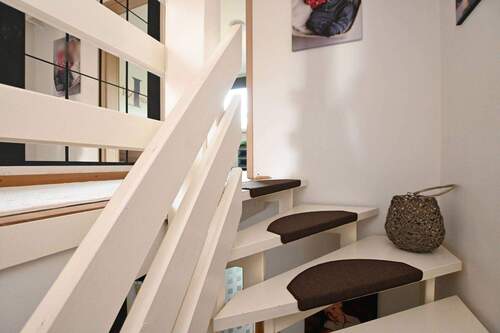 geschmackvolle weiße Holztreppe ins OG und DG - 