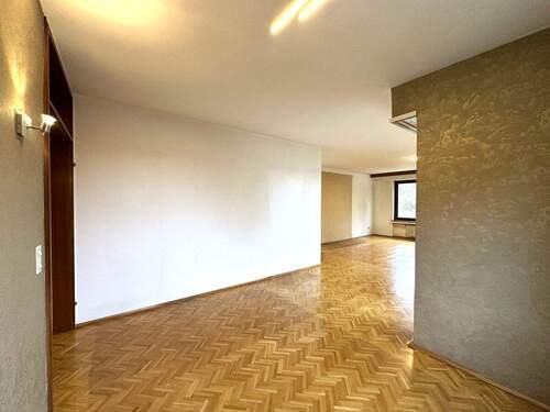 … Wohn-Essbereich mit Echtholzparkett - 