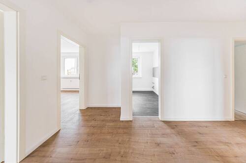 Flur (Referenzbild) - 4 Zimmer Etagenwohnung zur Miete in Borna