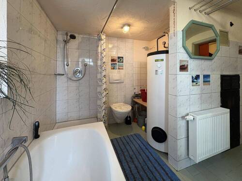 Badezimmer mit Brauchwasserspeicher und Nahwärmeanschluss - 