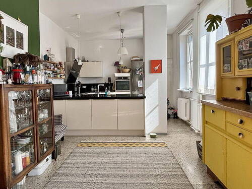 Küche vom Esszimmer aus - 7 Zimmer Etagenwohnung in Berlin