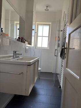 Bad mit Dusche - 