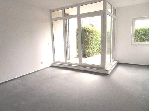Wohnzimmer mit Zugang zur Terrasse - Terrassenwohnung mit 52,60 m² in Berlin zur Miete
