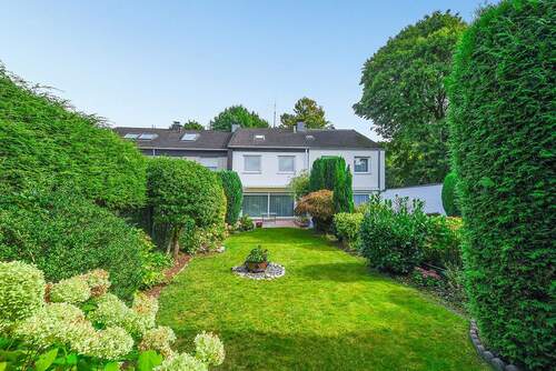 Die Gartenseite - 5 Zimmer Reihenmittelhaus zum Kaufen in Düsseldorf