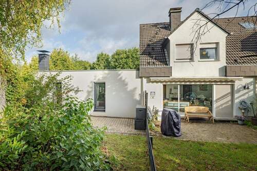 Rückansicht - Zwei Häuser in einem mit zwei separaten Eingängen - Einfamilienhaus plus erweiterte Einliegerwohnung!