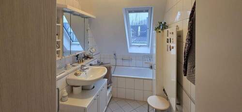 Tageslichtbad mit Badewanne - 