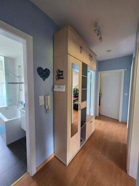Flur - Gepflegte 3-Zimmer-Wohnung mit Garage - Bad & Leitungen erneuert, hohe Rücklagen
