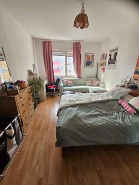 Zimmer 2 - 3 Zimmer Etagenwohnung in Berlin