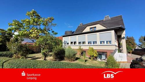 Hausansicht - Großes Einfamilienhaus mit Wintergarten