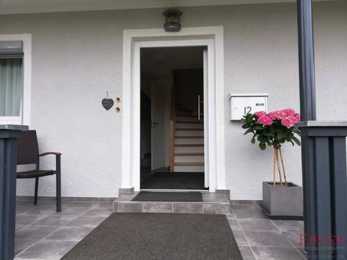 Hauseingang - Mehrfamilienhaus, Wohnhaus mit 200,00 m&sup2; in Viechtach zum Kaufen