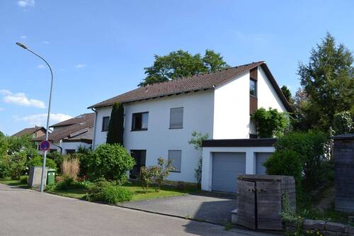 Zugang mit Garagen.JPG - Regensburg-Süd: Familienfreundliches EFHELW mit großem Südgarten nähe Uniklinikum