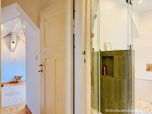 Neben dem Bad gibt es einen schmalen Durchgang... - 