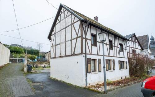 Einfahrt zum Grundstück - 8 Zimmer Mehrfamilienhaus, Wohnhaus zum Kaufen in Bad Neuenahr-Ahrweiler