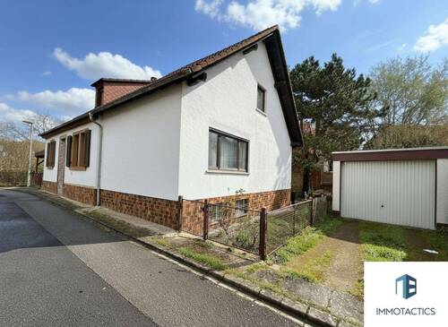 Außenansicht mit Garage - Freistehendes Einfamilienhaus mit Garage, Carport und Garten in Odernheim am Glan