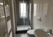 Bad mit Dusche - 2-Raum-Wohnung im ruhigen Mehrfamilienhaus sucht Nachmieter