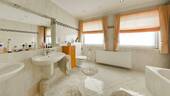 Badezimmer mit Dusche und Badewanne - 