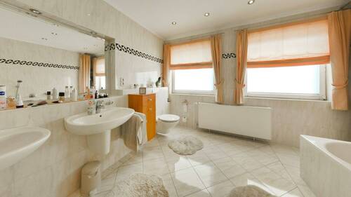 Badezimmer mit Dusche und Badewanne - 