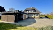 Hof mit Anbau, Garage und Carport - 