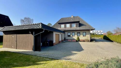Hof mit Anbau, Garage und Carport - 