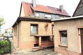 Gebäuderückseite - Teilsanierte und renovierte Doppelhaushälfte, Keller, Nebengebäude und großer Garten...