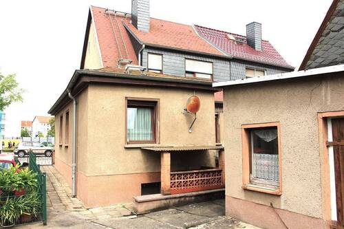 Gebäuderückseite - Teilsanierte und renovierte Doppelhaushälfte, Keller, Nebengebäude und großer Garten...