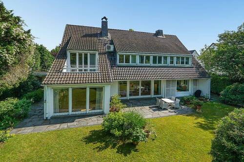 Außenanischt vorne - 8 Zimmer Einfamilienhaus zum Kaufen in Düsseldorf