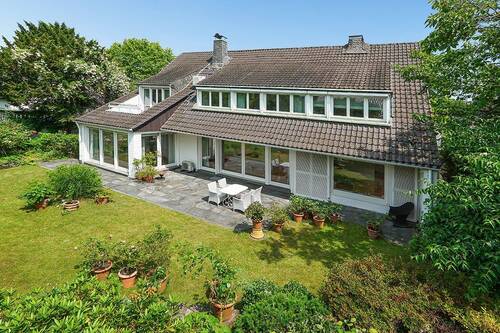 Außenansicht seitlich - 8 Zimmer Einfamilienhaus in Düsseldorf