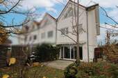 Gartenansicht - Modernisiertes Reiheneckhaus in Babenhausen - Gartenidylle und eigene Tiefgarage inklusive