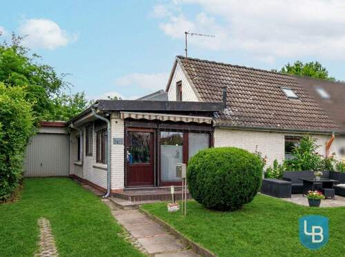 Auffahrt und Hauszugang - Wohnen auf einer Ebene: DHH mit pflegeleichtem Garten