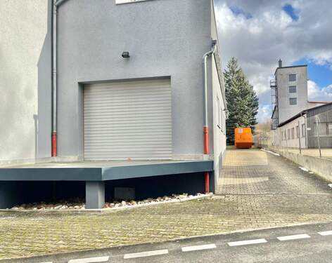 Anlieferung/Rampe und Zufahrt - Halle zum Kaufen in Zirndorf