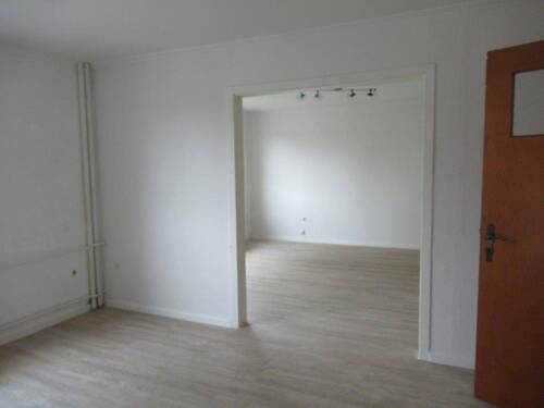 Durchgang zum 2. Zimmer - 2 Zimmer Etagenwohnung in Kiel